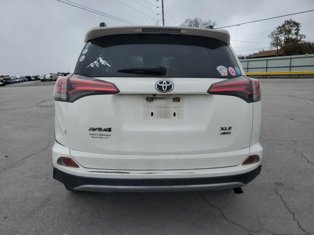 2017 TOYOTA RAV4 XLE photo 6