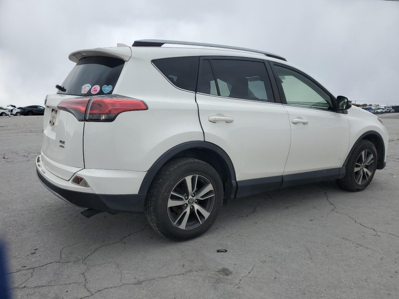 2017 TOYOTA RAV4 XLE photo 3