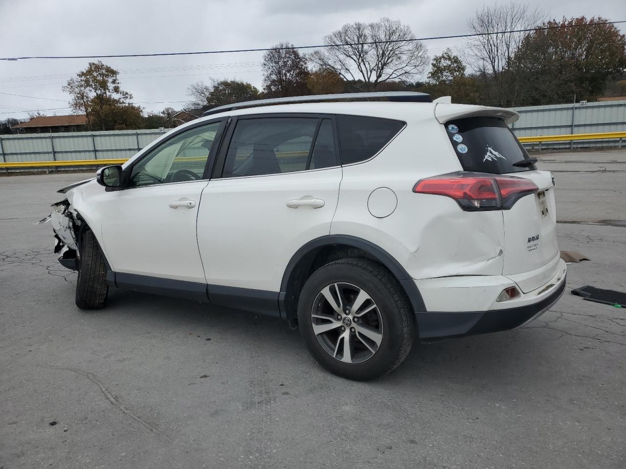 2017 TOYOTA RAV4 XLE photo 2