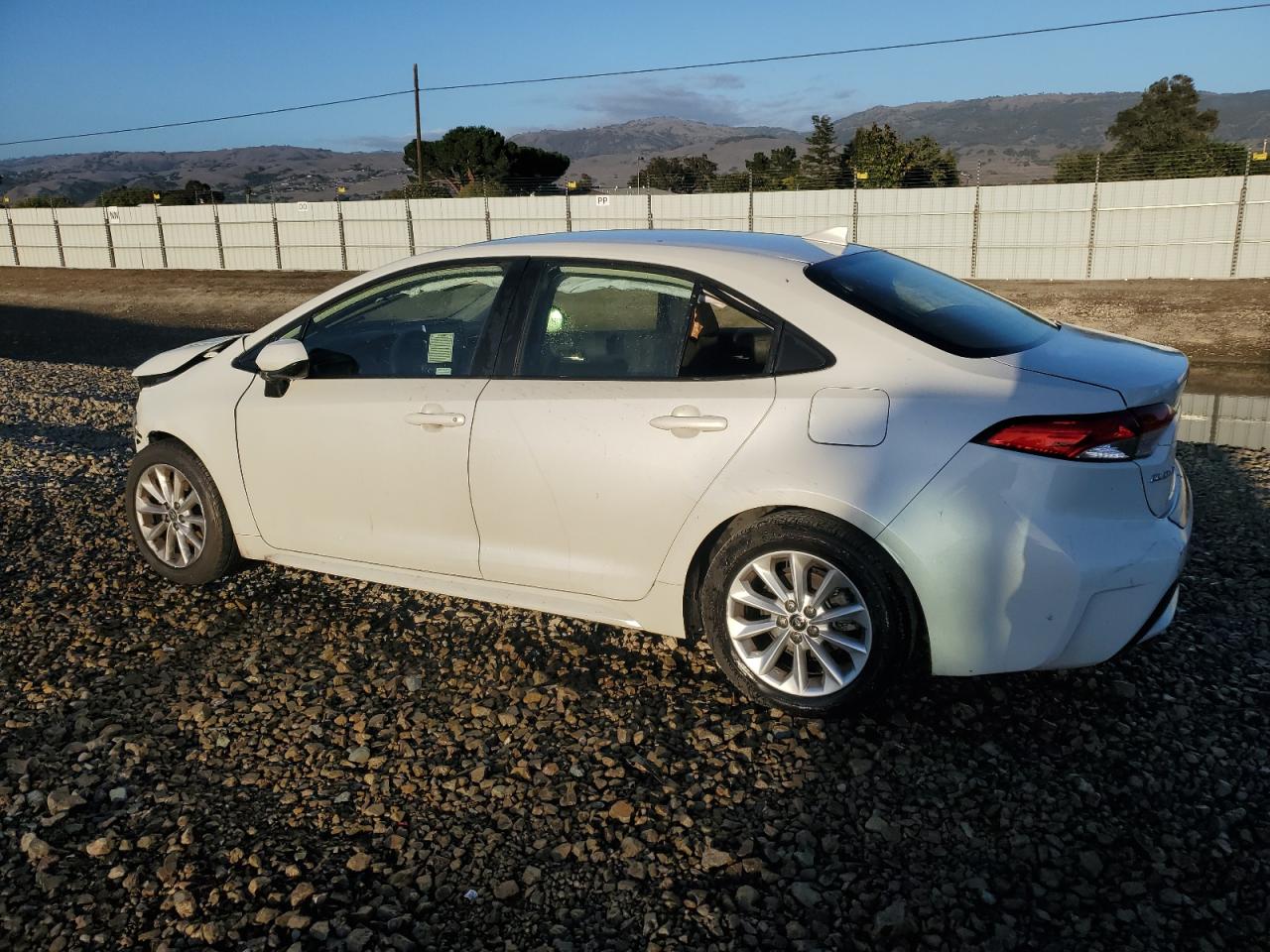 2020 TOYOTA COROLLA LE photo 2