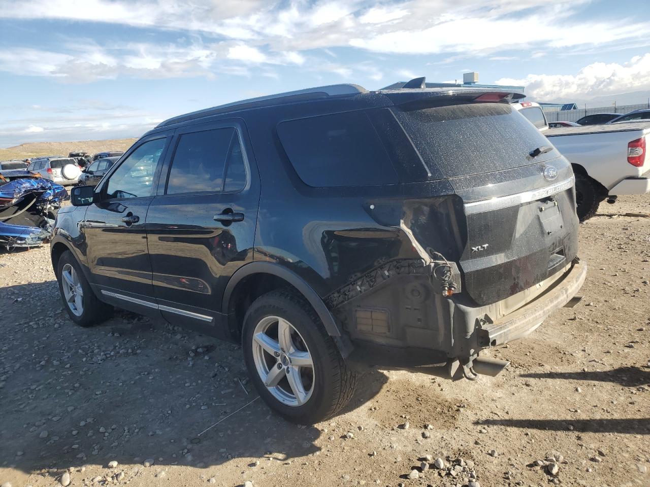 2017 FORD EXPLORER XLT photo 3