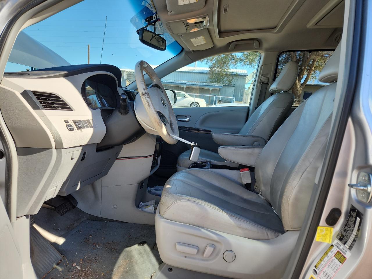 2013 TOYOTA SIENNA XLE photo 7