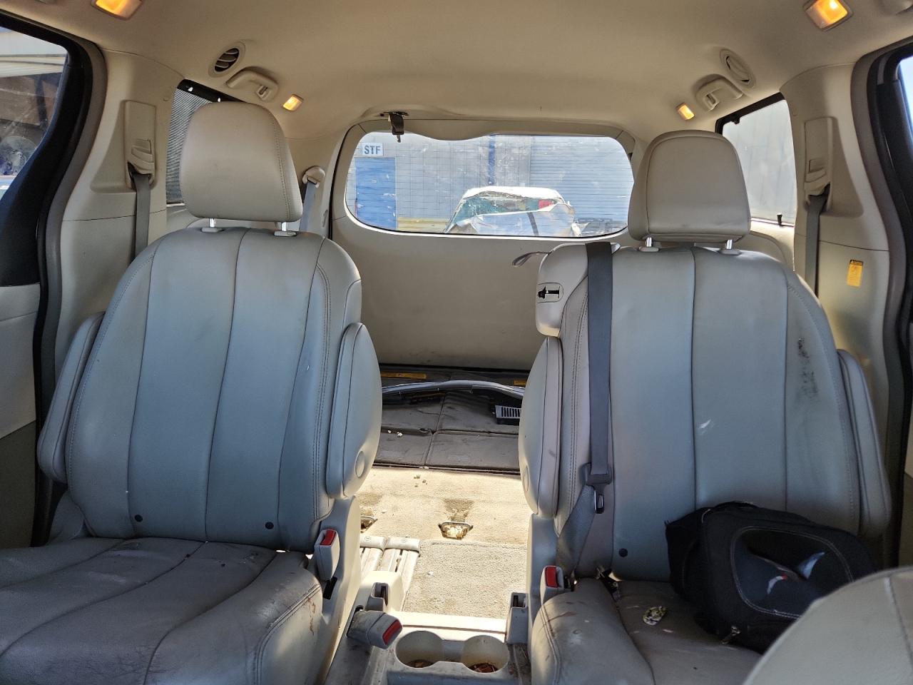 2013 TOYOTA SIENNA XLE photo 10