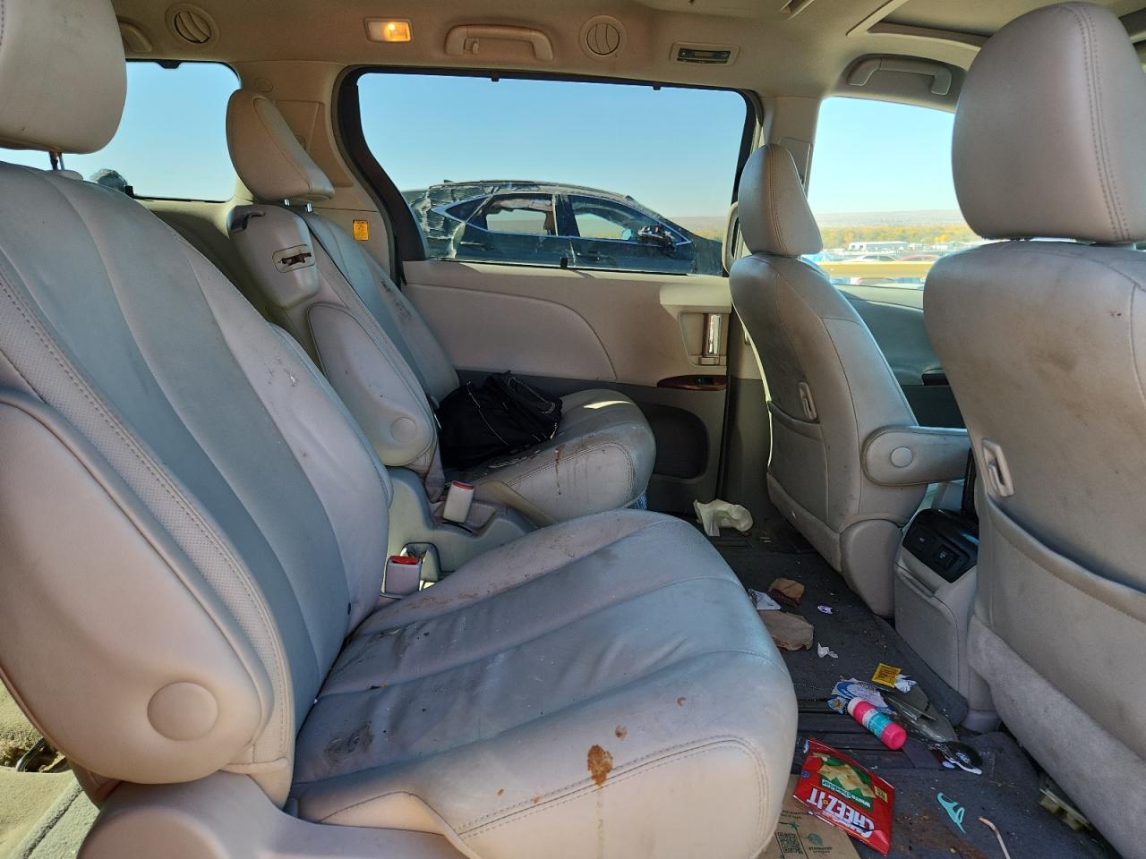 2013 TOYOTA SIENNA XLE photo 11