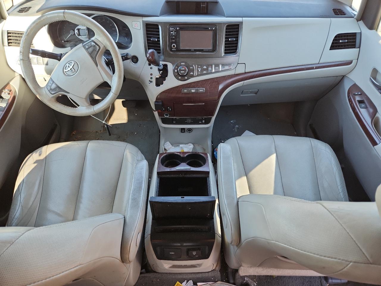 2013 TOYOTA SIENNA XLE photo 8