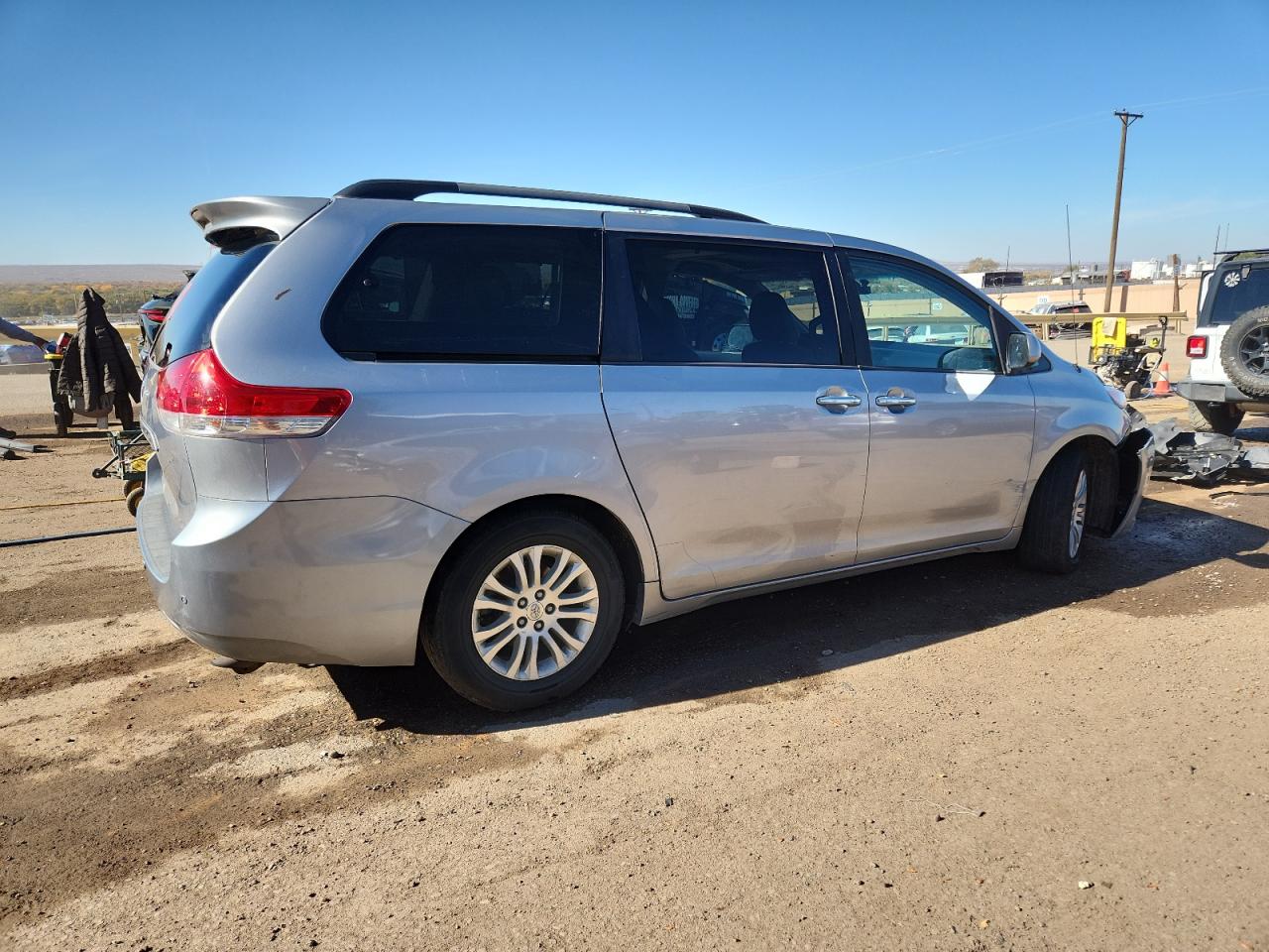 2013 TOYOTA SIENNA XLE photo 3