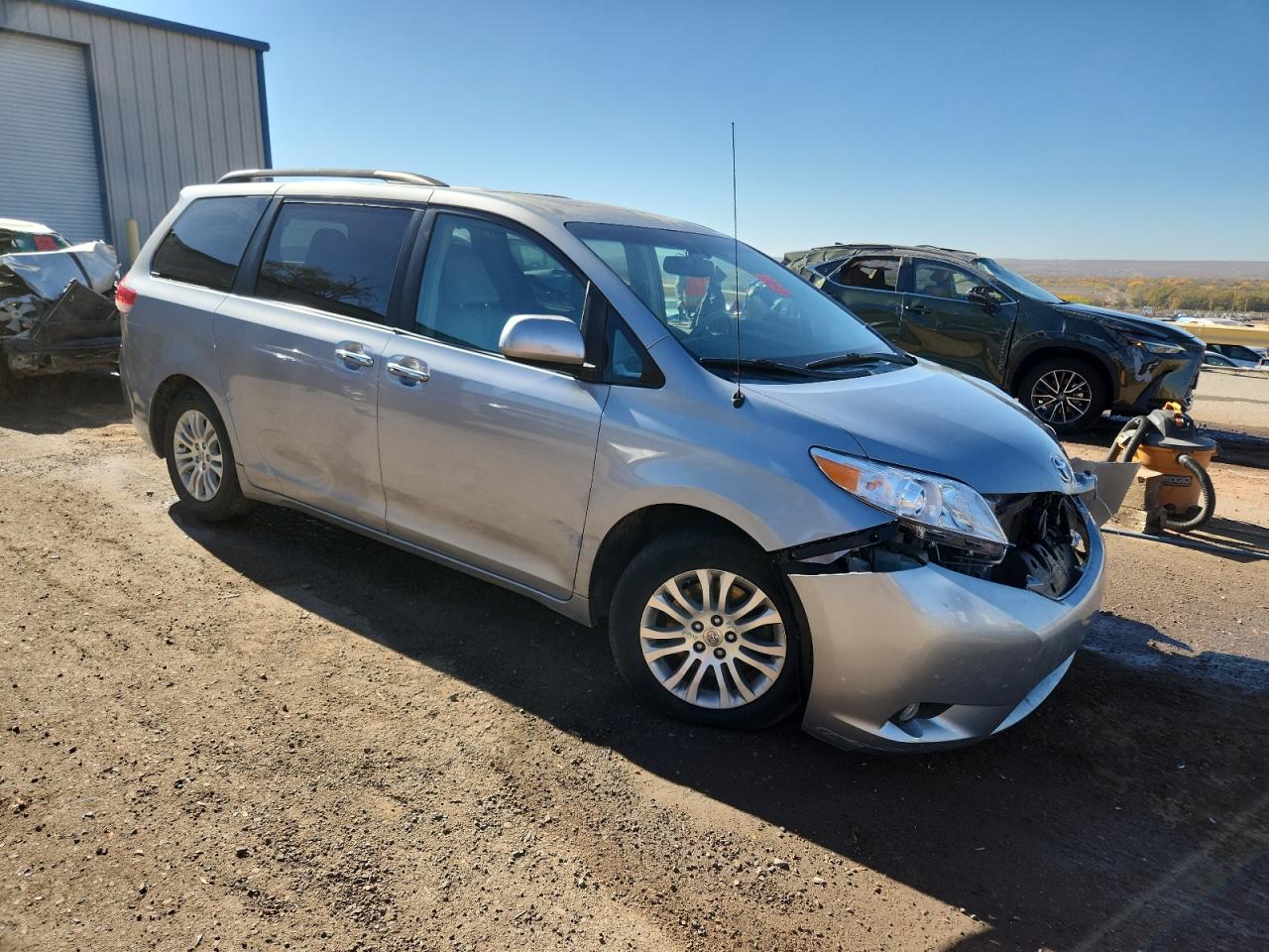2013 TOYOTA SIENNA XLE photo 4