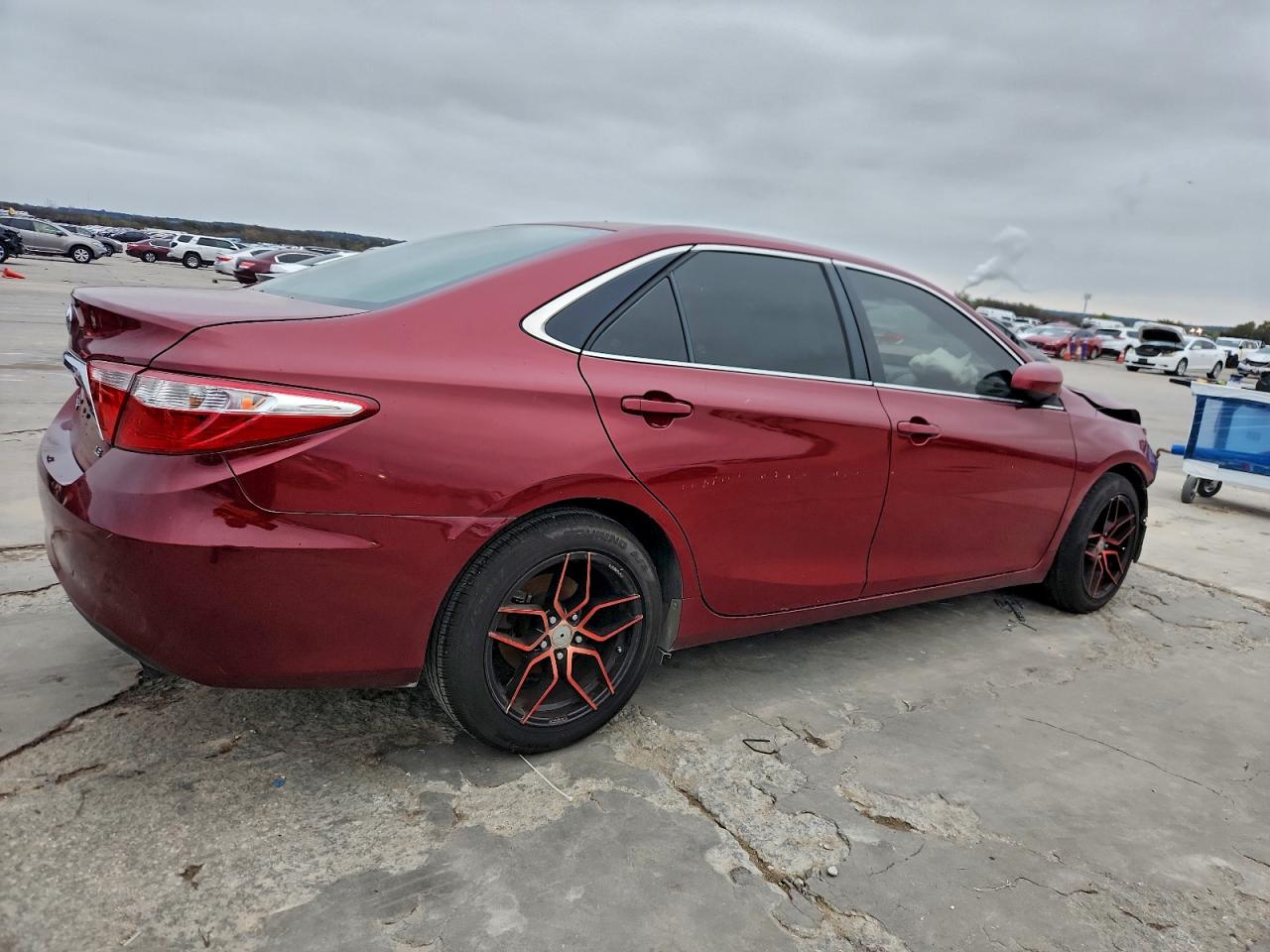 2016 TOYOTA CAMRY LE photo 5