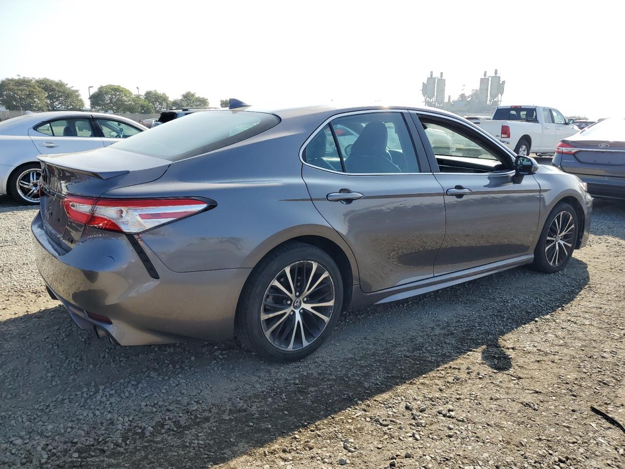 2020 TOYOTA CAMRY SE photo 3