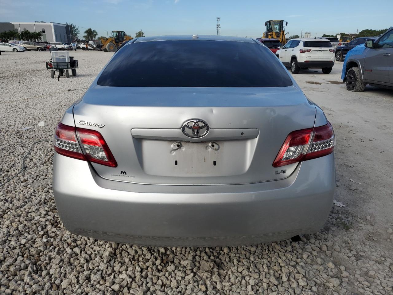 2011 TOYOTA CAMRY LE photo 6