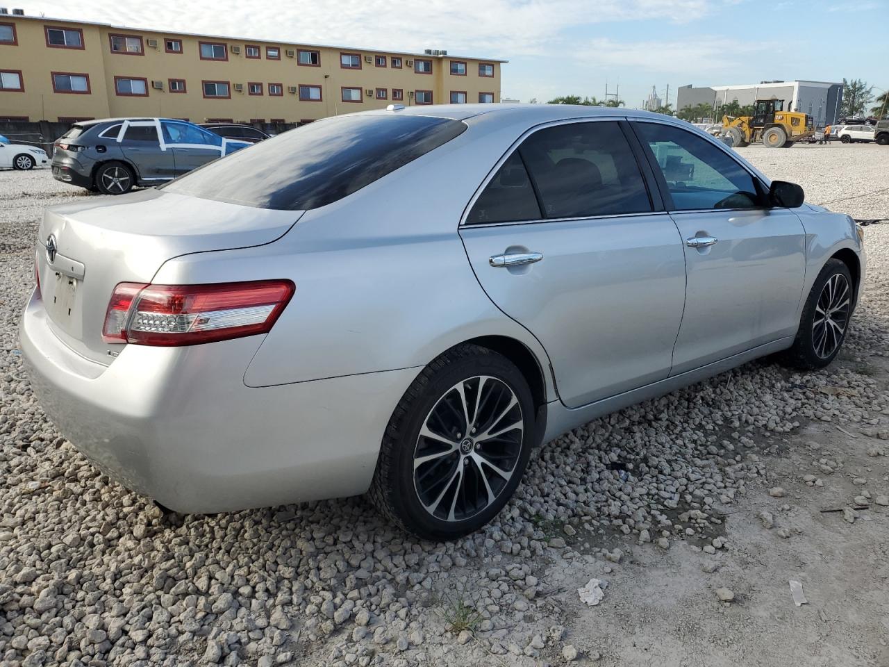 2011 TOYOTA CAMRY LE photo 3