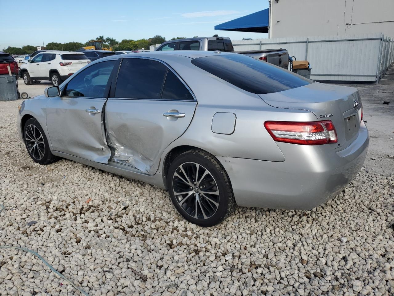 2011 TOYOTA CAMRY LE photo 2