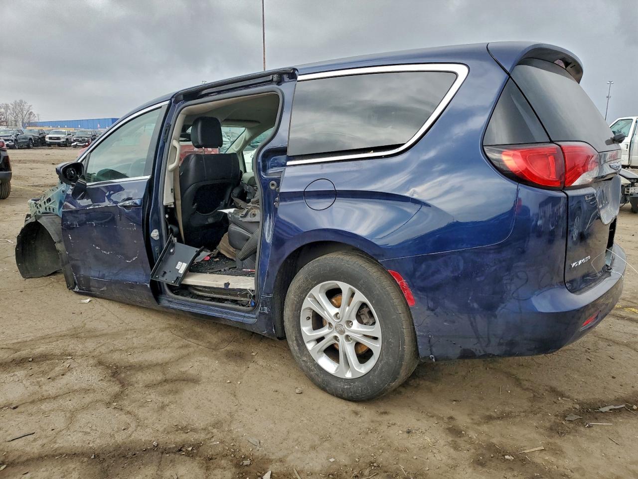 2020 CHRYSLER VOYAGER LXI photo 3