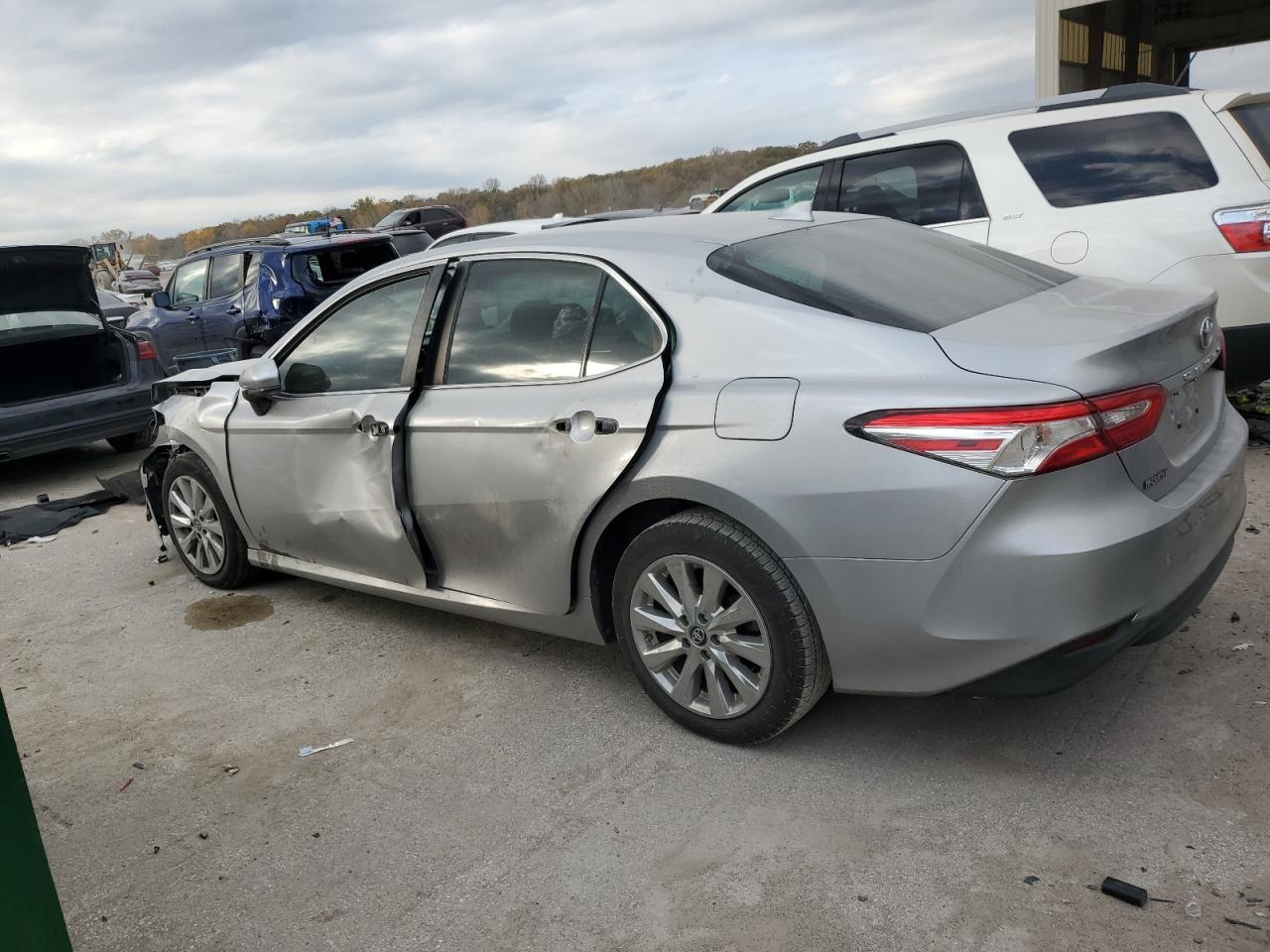 2019 TOYOTA CAMRY L photo 4