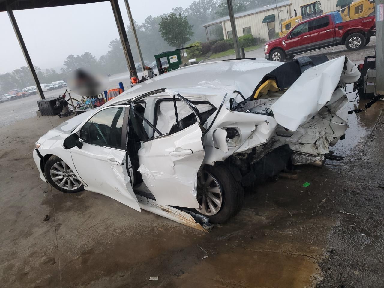 2018 TOYOTA CAMRY L photo 3