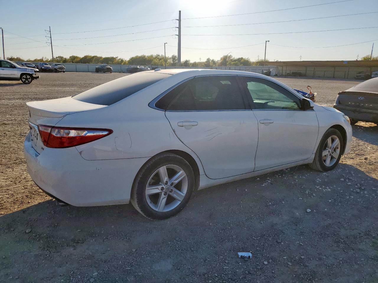 2015 TOYOTA CAMRY LE photo 3