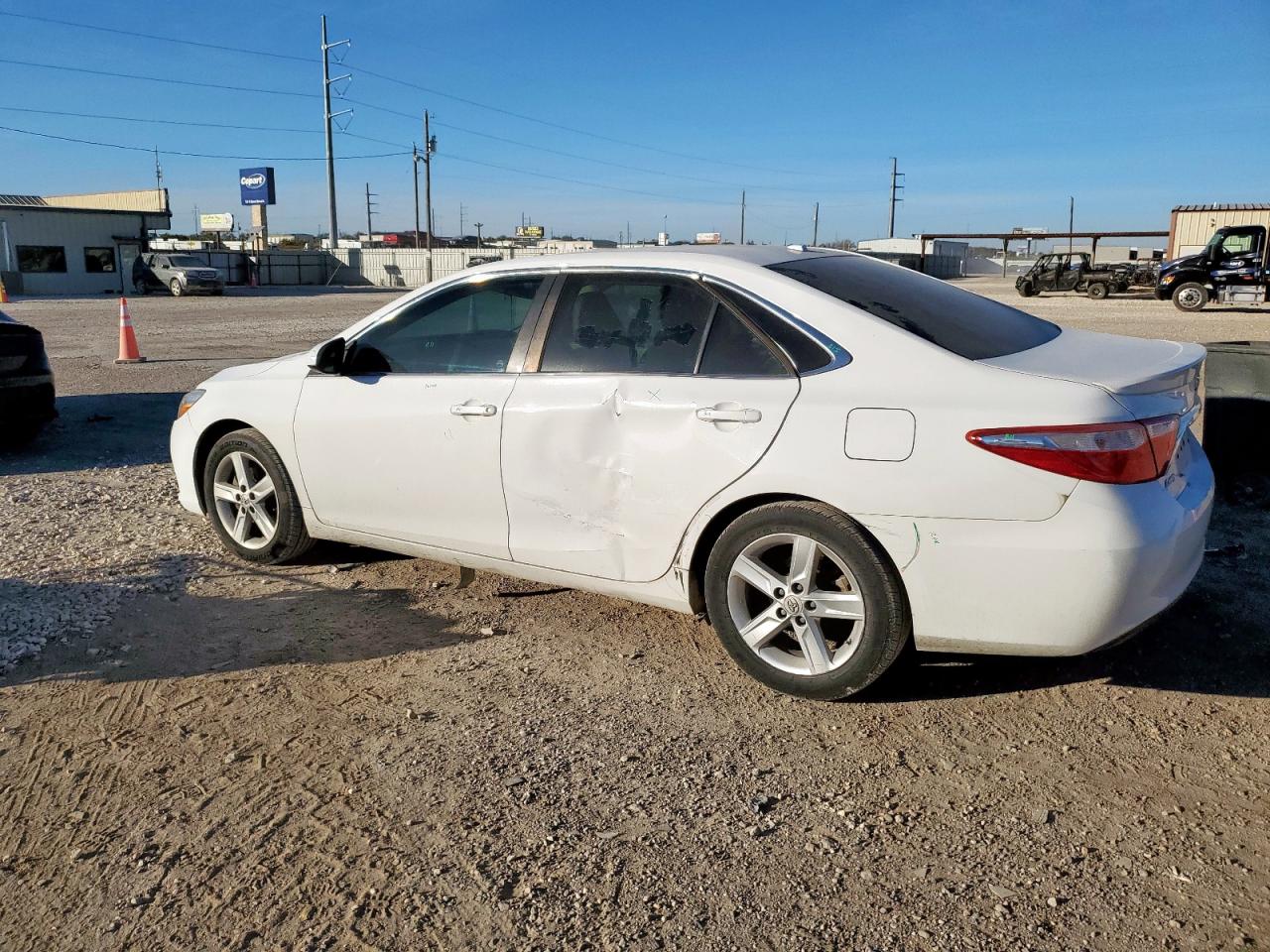 2015 TOYOTA CAMRY LE photo 2