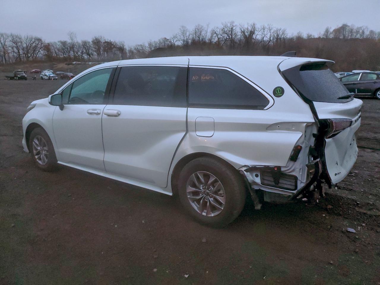 2025 TOYOTA SIENNA XLE photo 2
