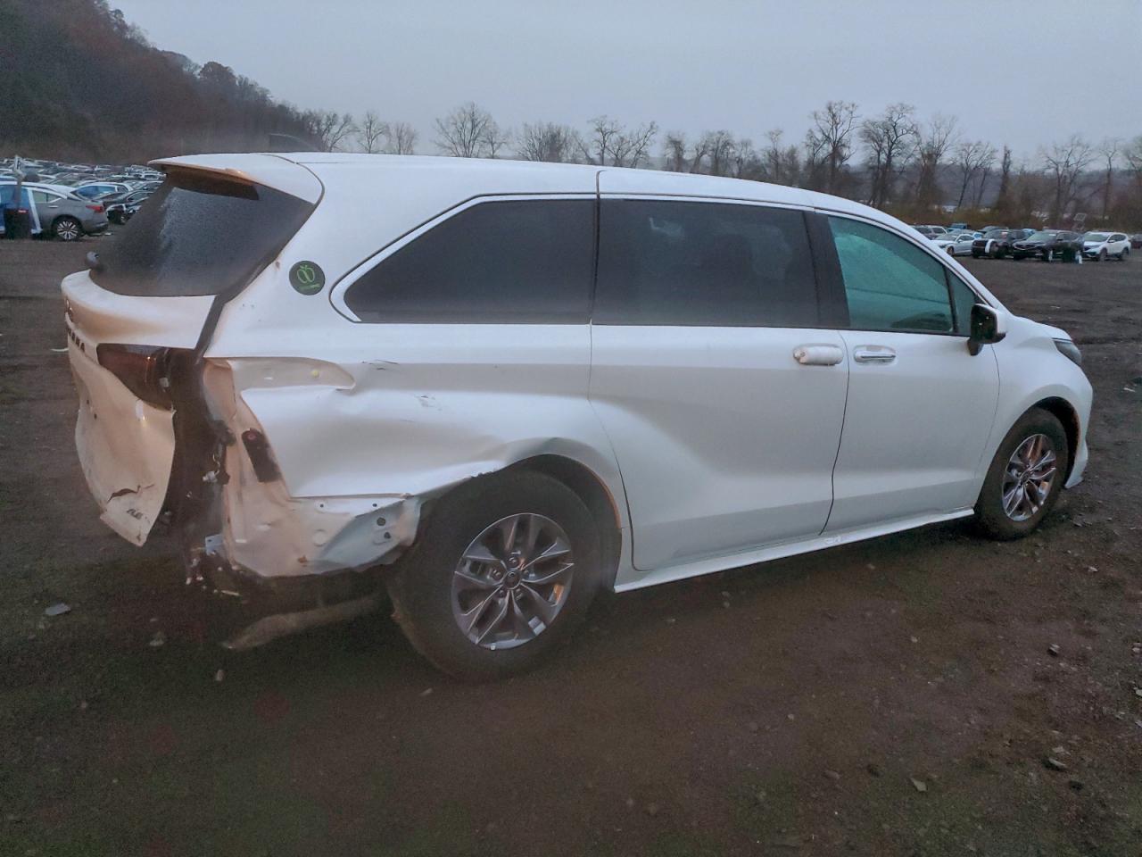 2025 TOYOTA SIENNA XLE photo 3