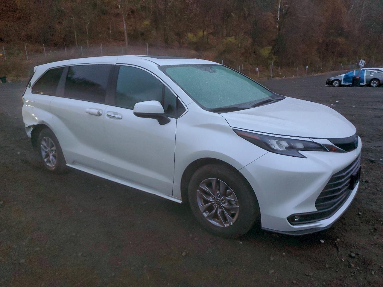 2025 TOYOTA SIENNA XLE photo 4