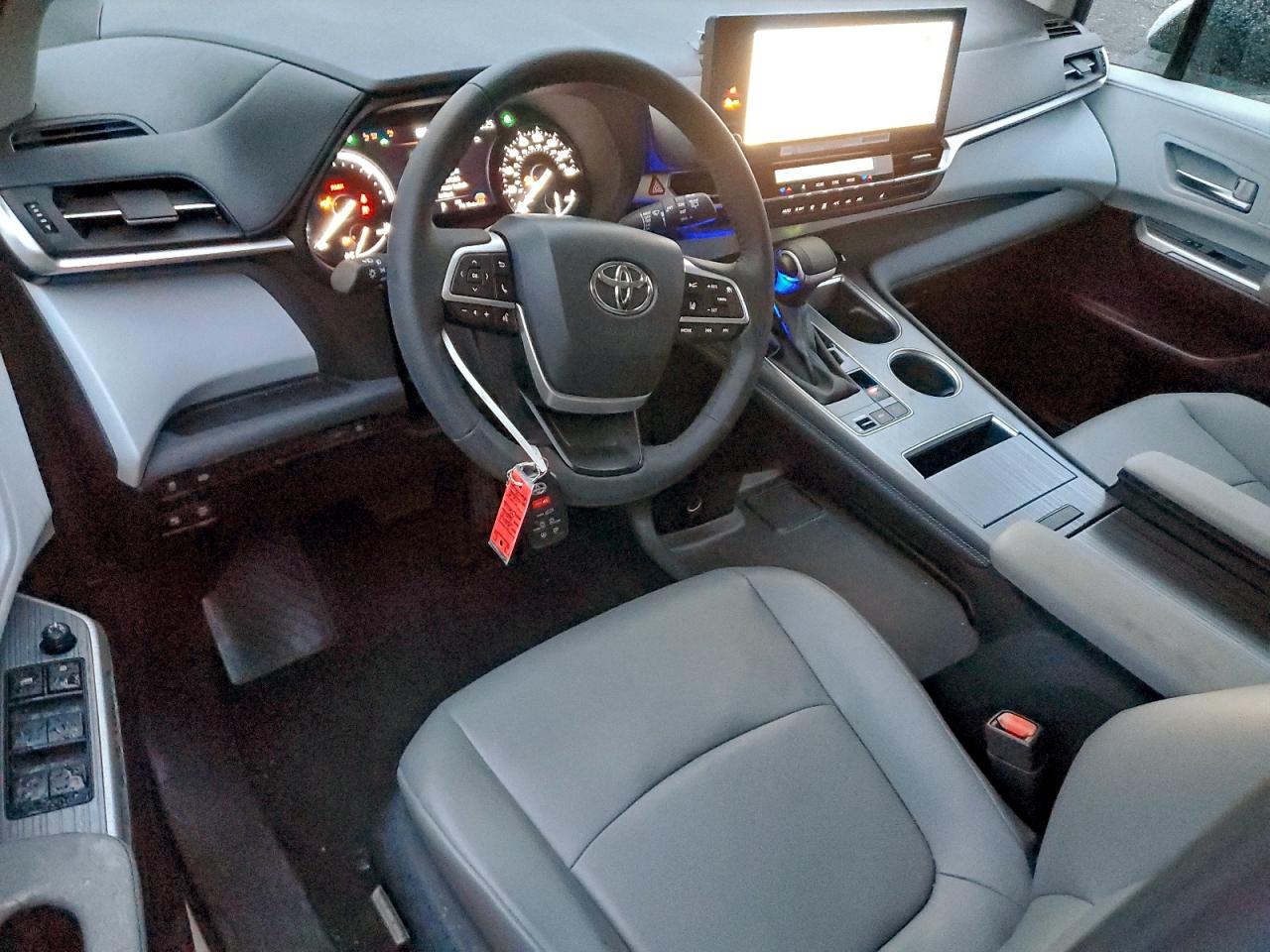 2025 TOYOTA SIENNA XLE photo 8