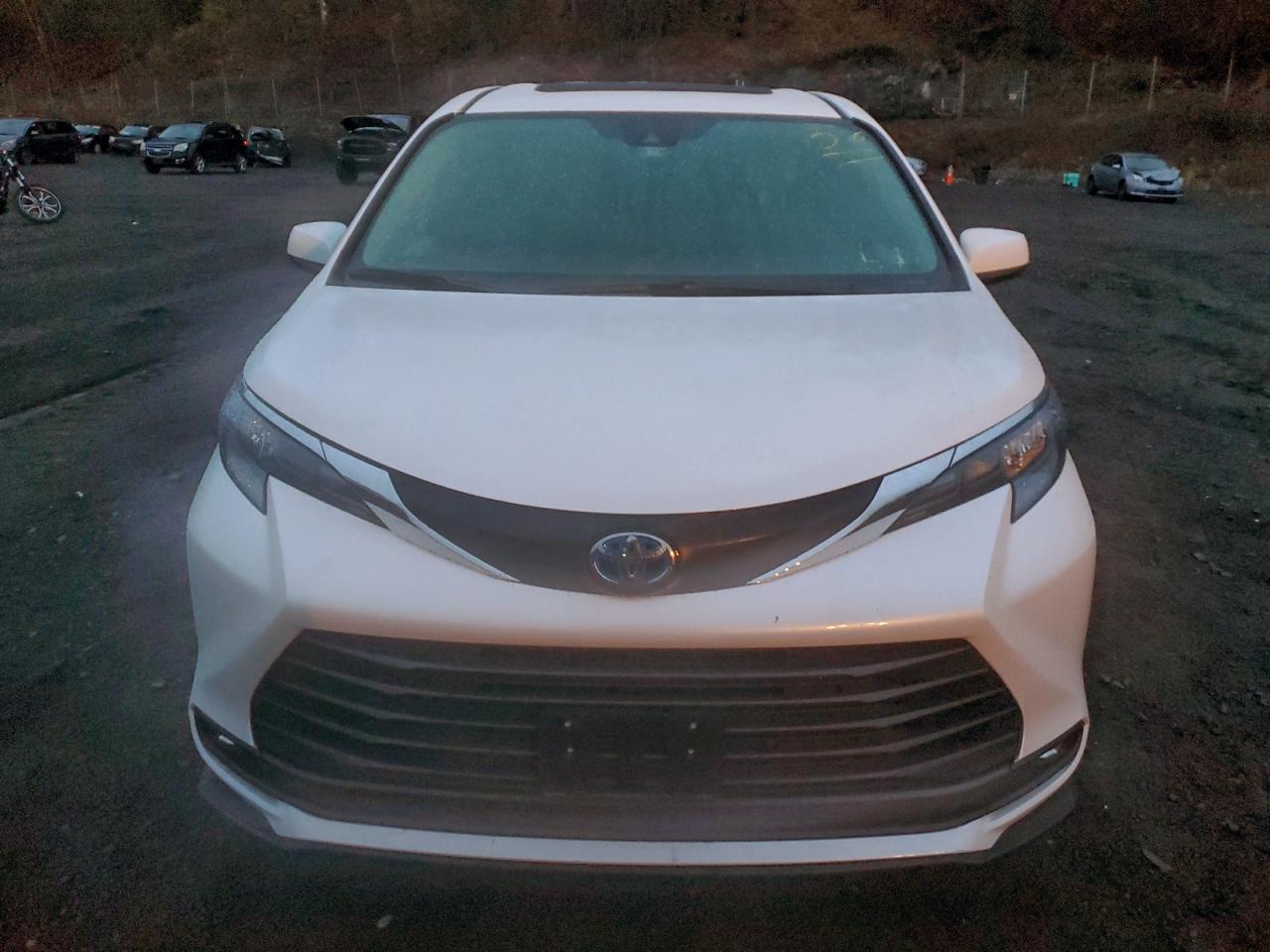 2025 TOYOTA SIENNA XLE photo 5