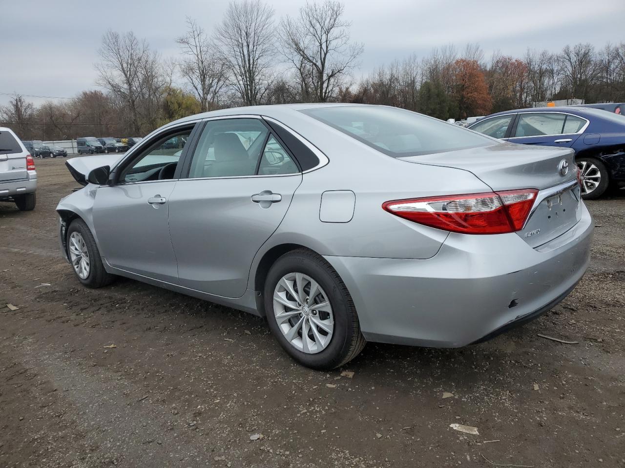2015 TOYOTA CAMRY LE photo 2