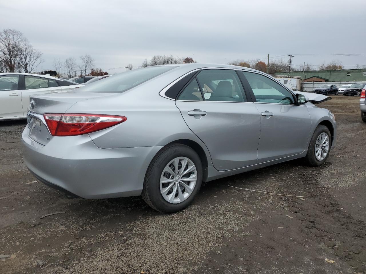 2015 TOYOTA CAMRY LE photo 3