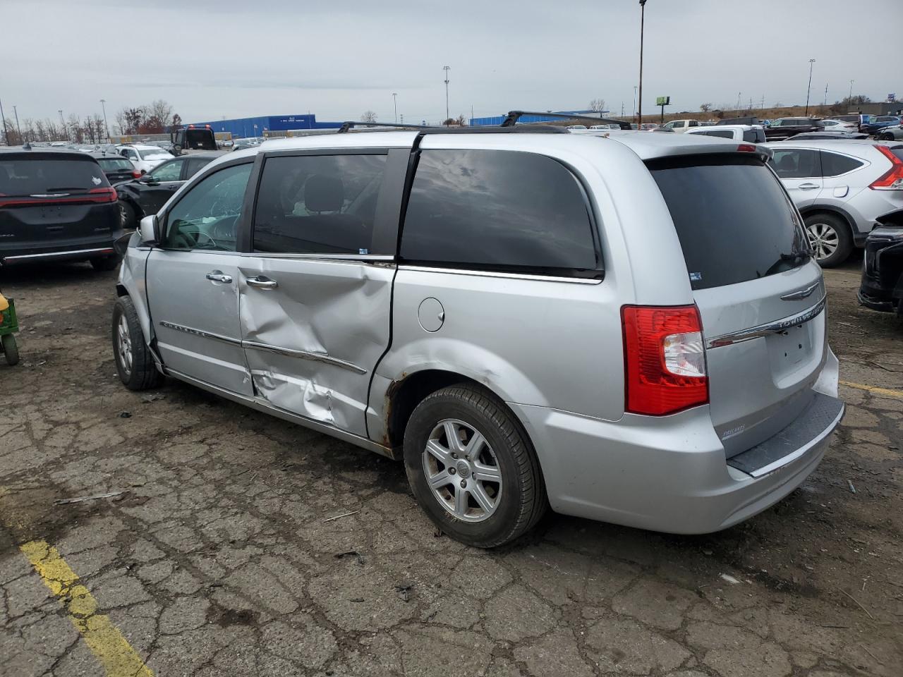 2011 CHRYSLER TOWN & COUNTRY TOURING photo 4