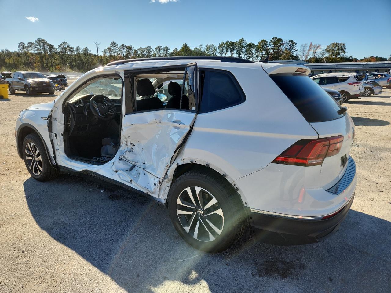 2024 VOLKSWAGEN TIGUAN S photo 3
