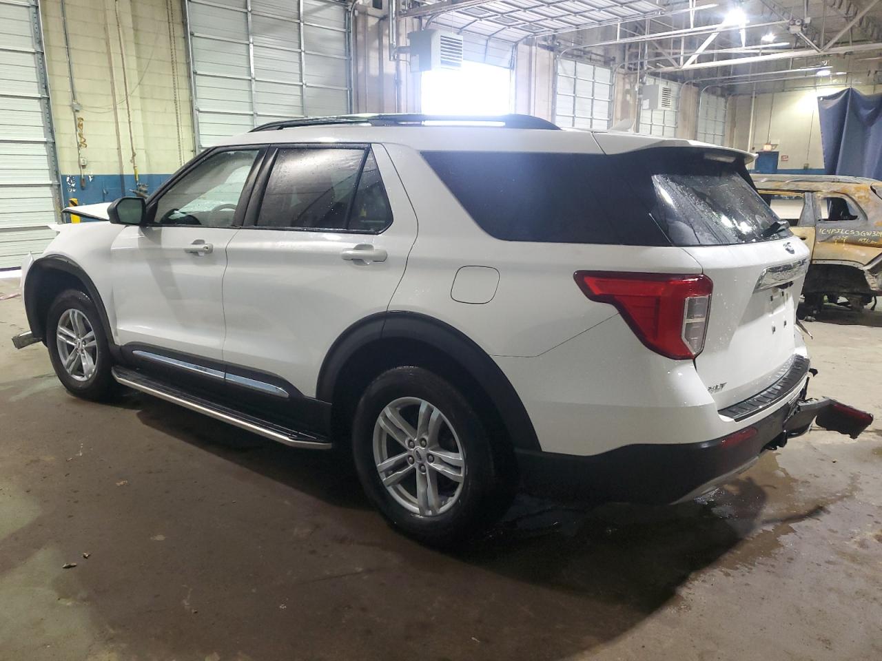 2023 FORD EXPLORER XLT photo 2