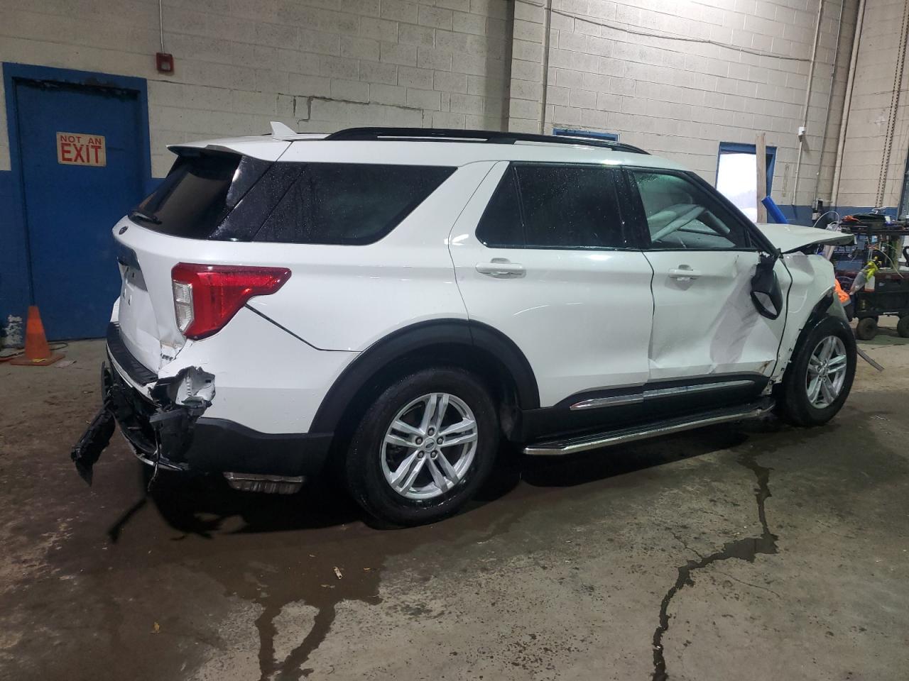 2023 FORD EXPLORER XLT photo 3