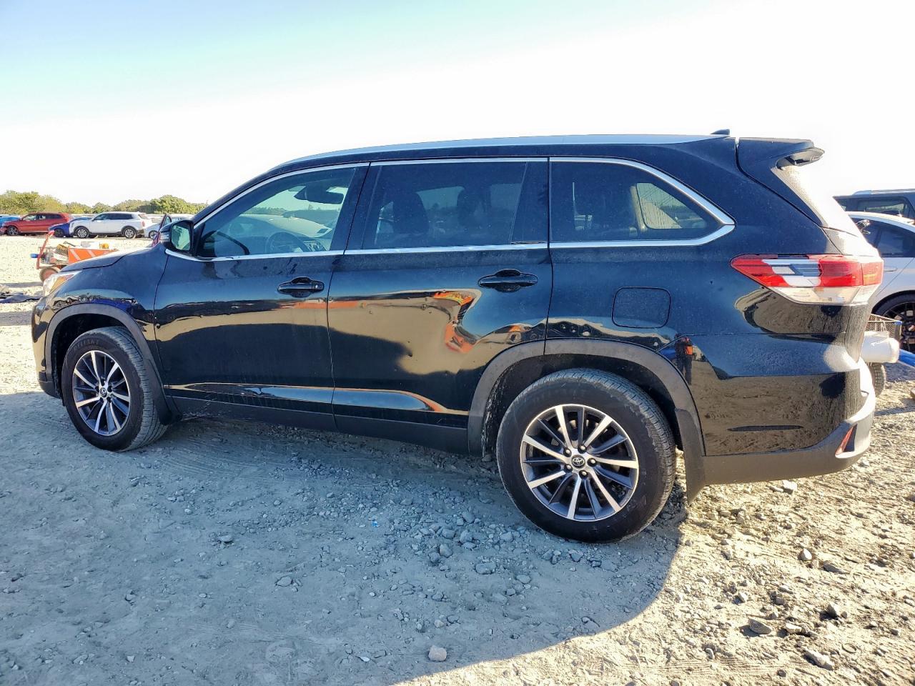 2019 TOYOTA HIGHLANDER SE photo 3
