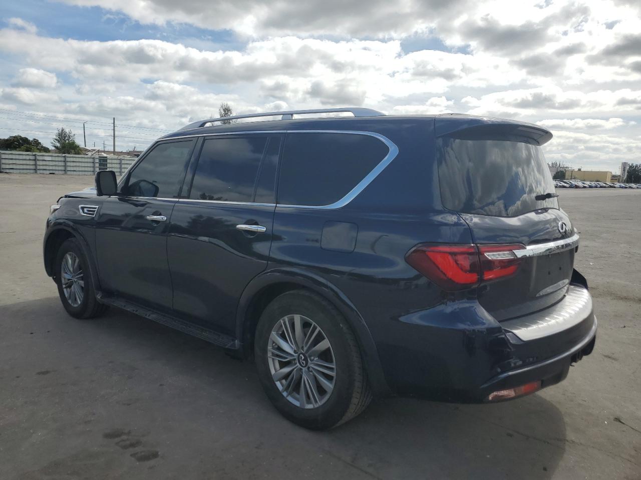 2021 INFINITI QX80 LUXE photo 3