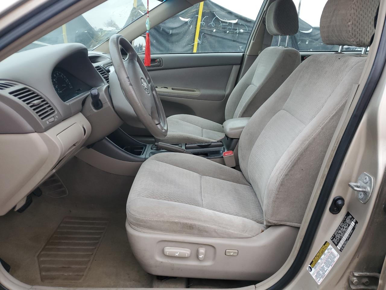 2004 TOYOTA CAMRY LE photo 13