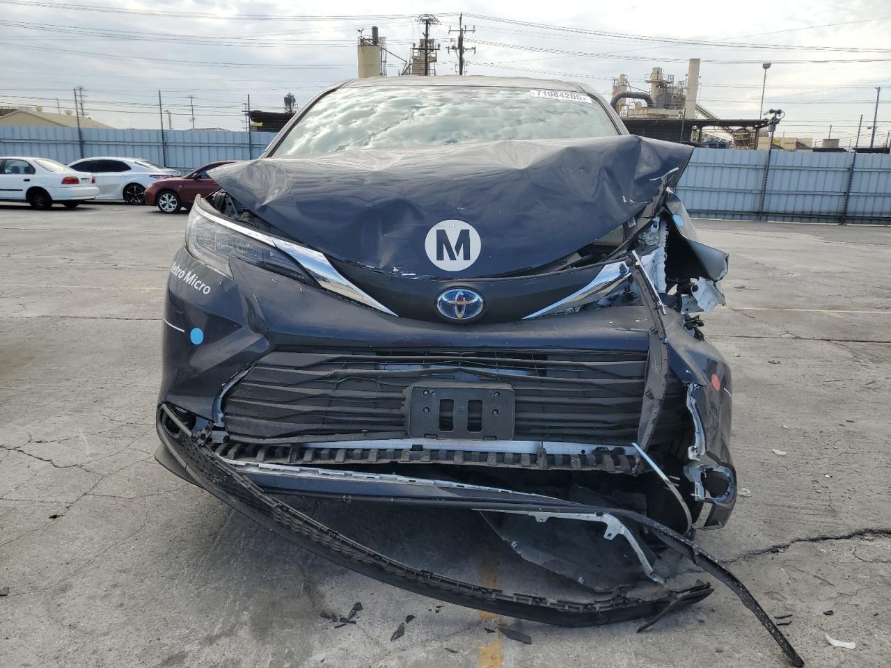 2025 TOYOTA SIENNA LE photo 5