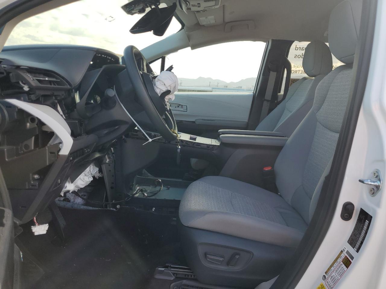 2025 TOYOTA SIENNA LE photo 7