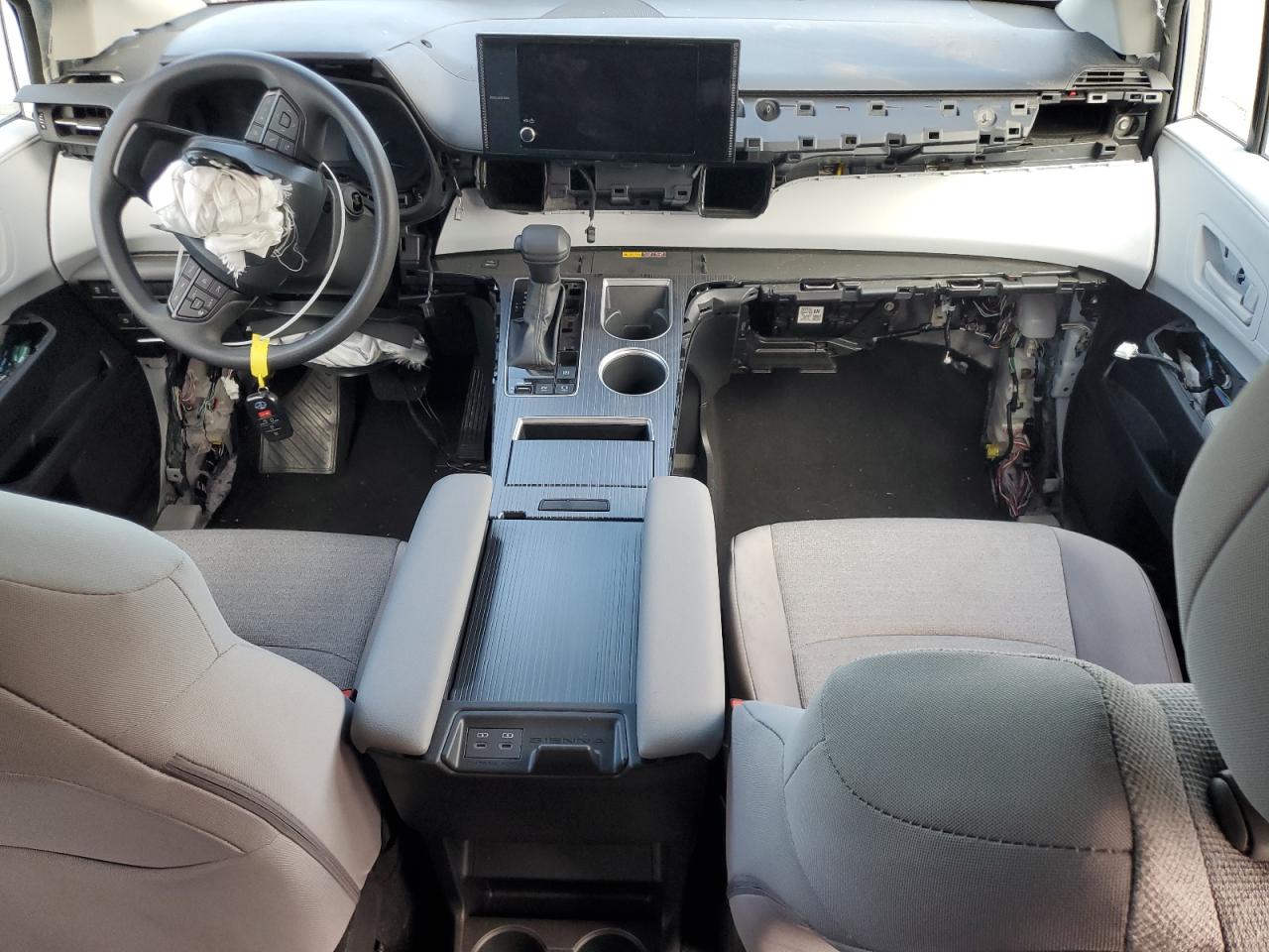2025 TOYOTA SIENNA LE photo 8