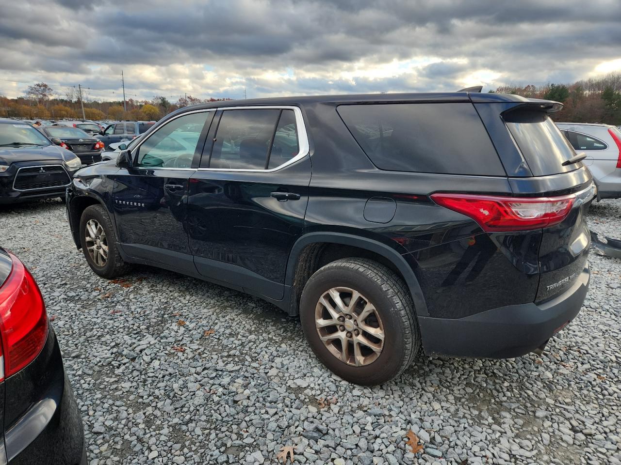 2019 CHEVROLET TRAVERSE LS photo 4