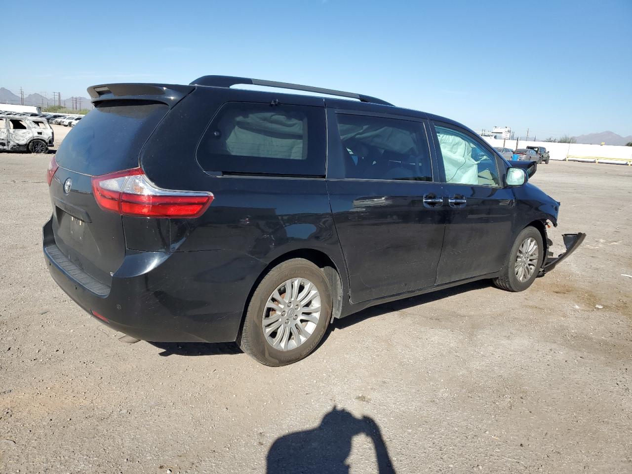 2016 TOYOTA SIENNA XLE 8-PASSENGER photo 3