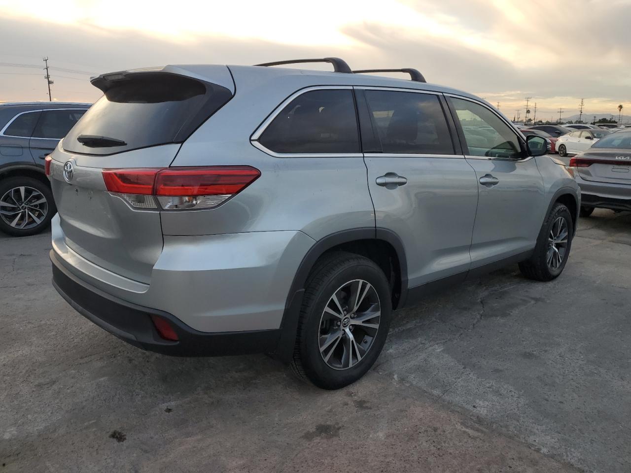 2019 TOYOTA HIGHLANDER LE photo 7
