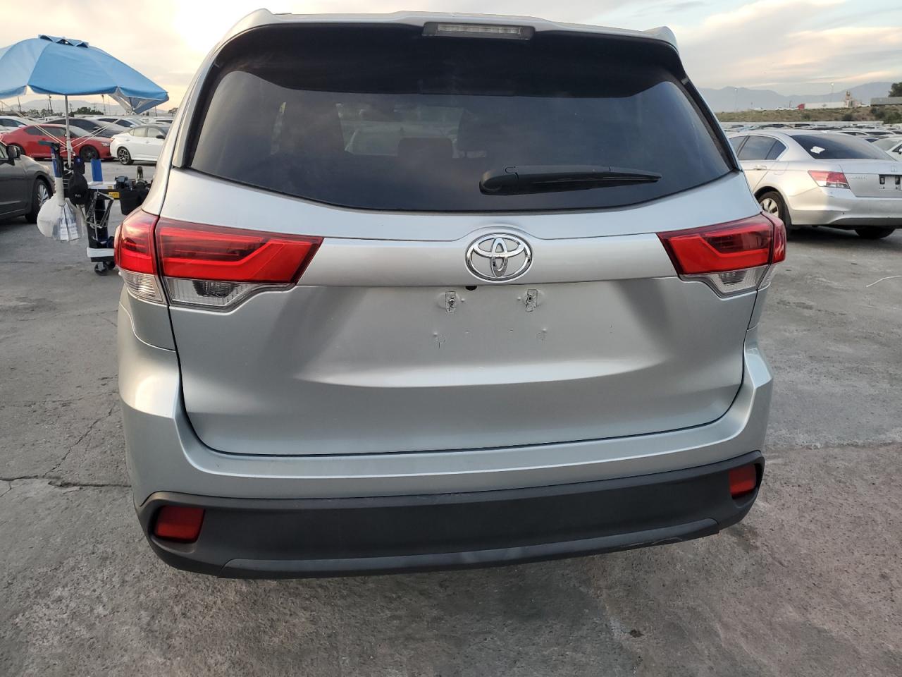 2019 TOYOTA HIGHLANDER LE photo 16