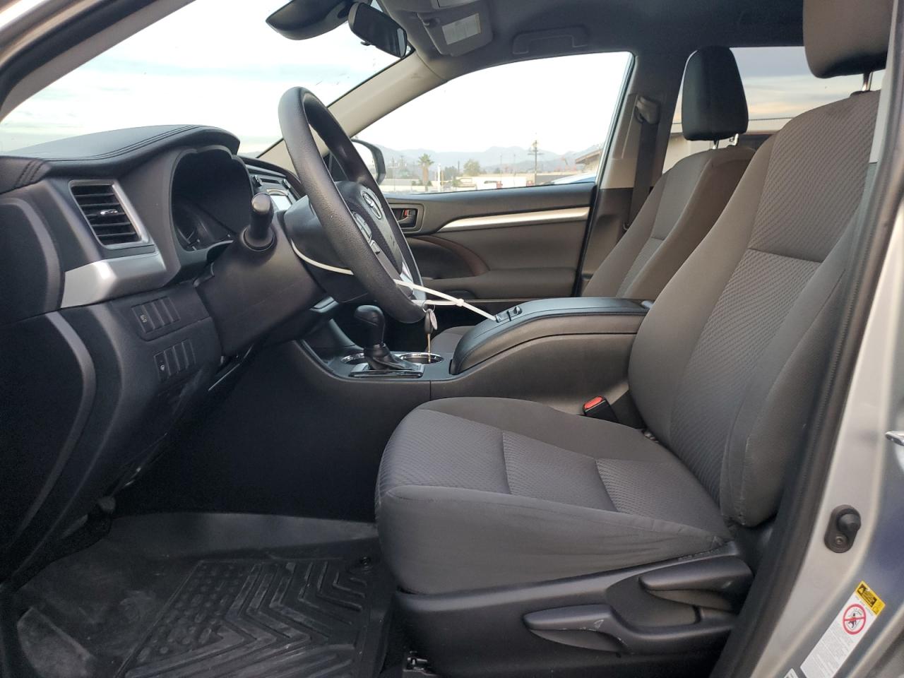 2019 TOYOTA HIGHLANDER LE photo 19