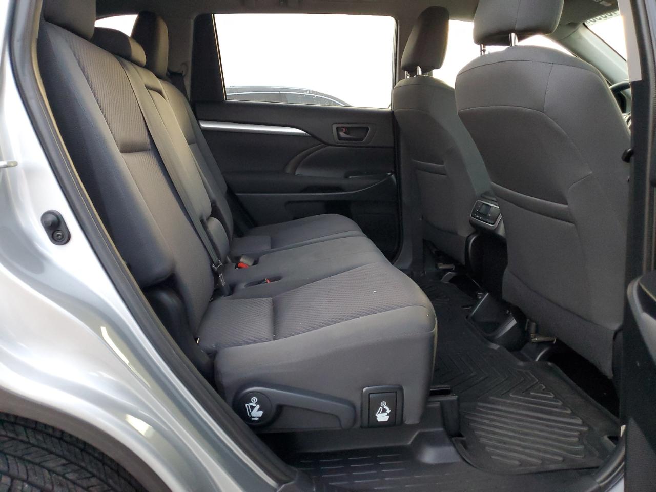 2019 TOYOTA HIGHLANDER LE photo 31