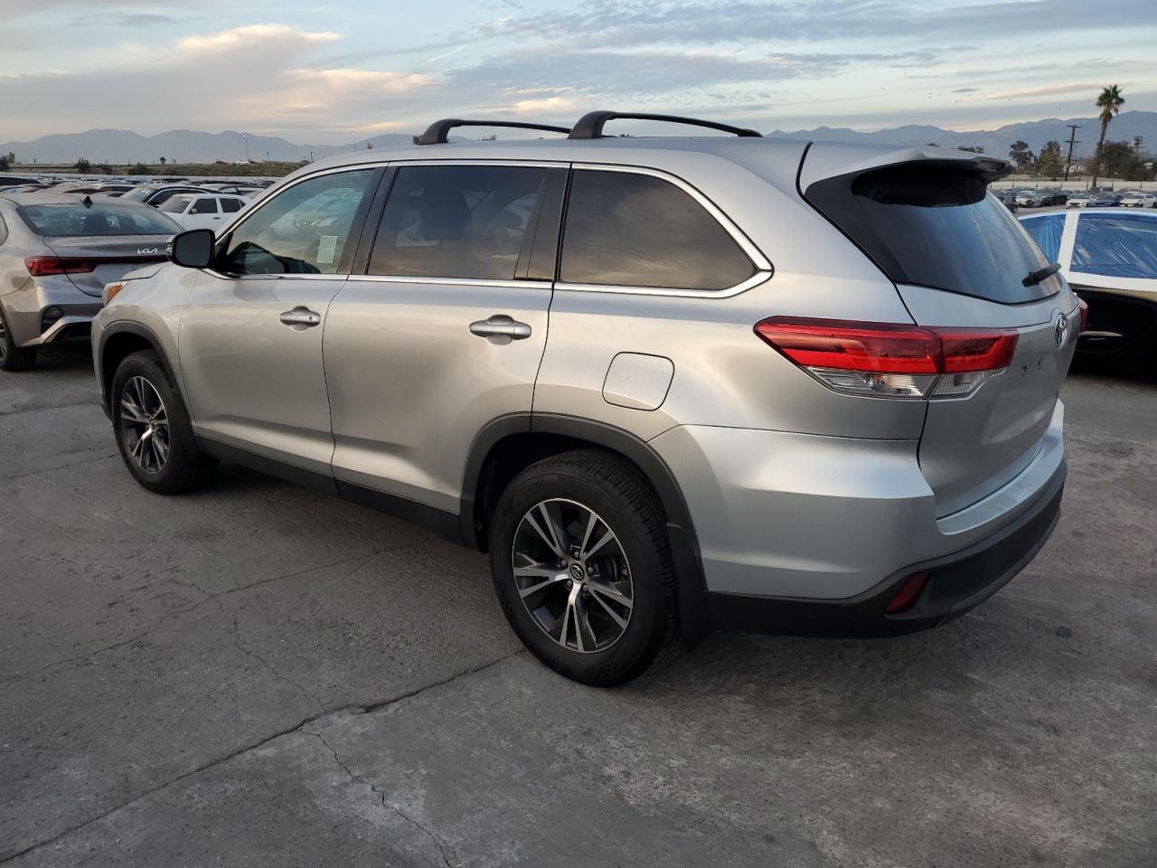 2019 TOYOTA HIGHLANDER LE photo 4