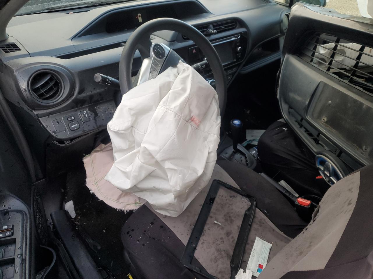 2015 TOYOTA PRIUS C photo 8