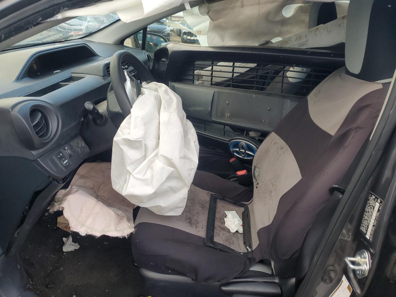 2015 TOYOTA PRIUS C photo 7