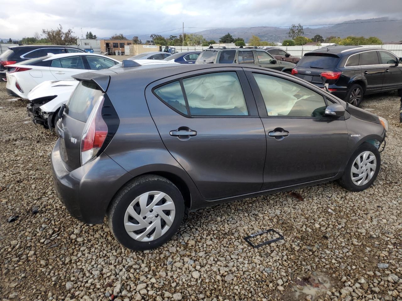2015 TOYOTA PRIUS C photo 3