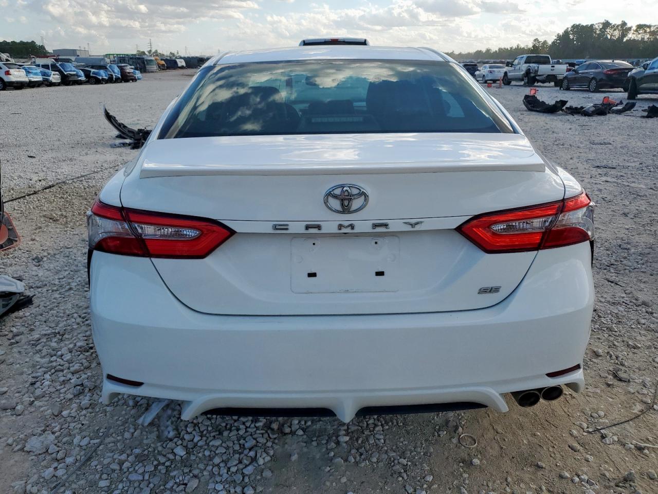 2018 TOYOTA CAMRY SE photo 16