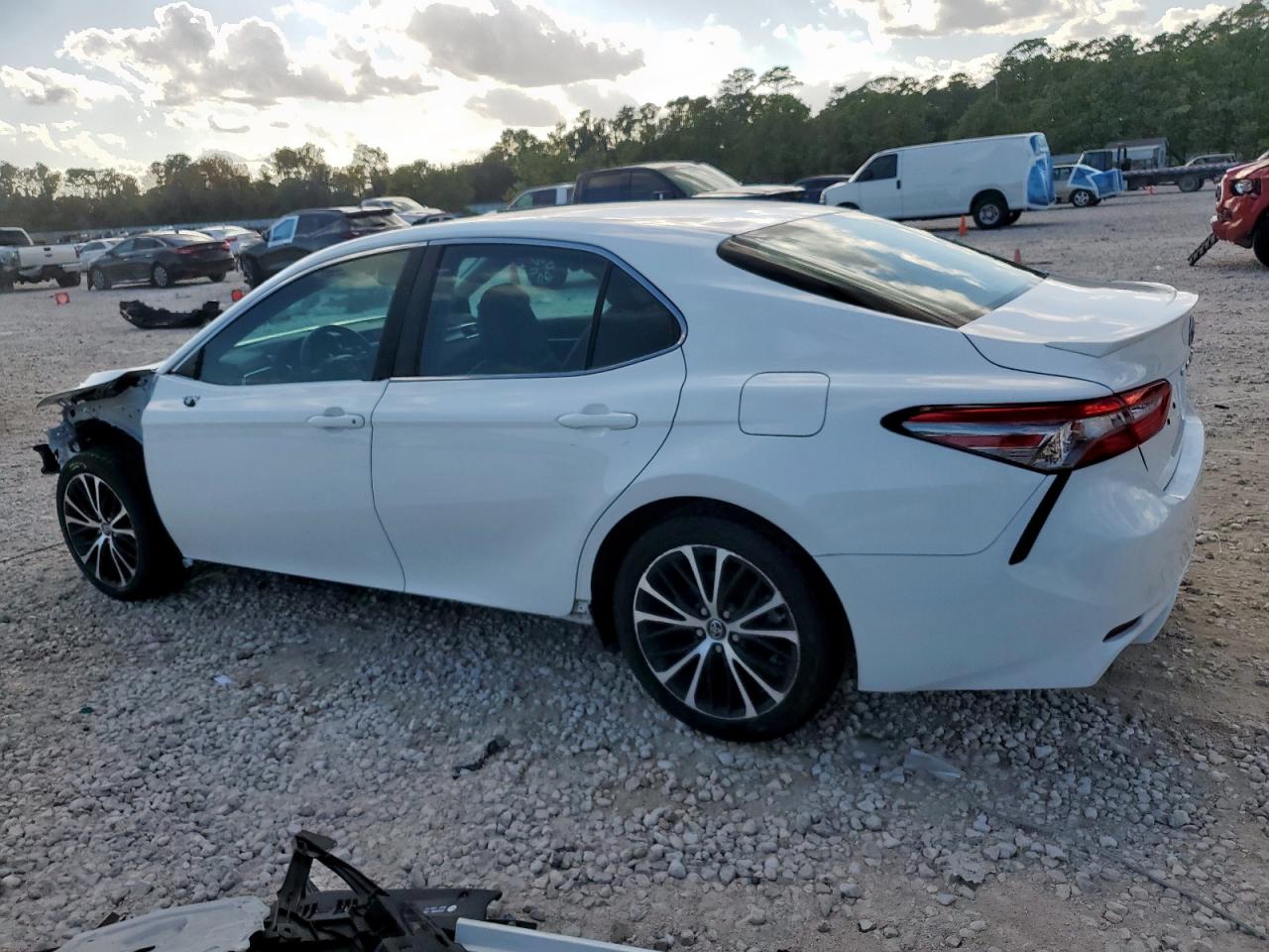 2018 TOYOTA CAMRY SE photo 4